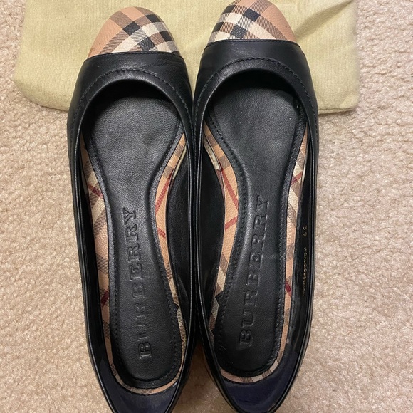 Burberry Flats - Picture 1 of 4